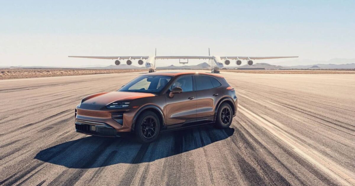 Porsche Cayenne Turbo Electric: Dev Uçağın Altında Rekor Hız