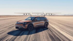 Porsche Cayenne Turbo Electric: Dev Uçağın Altında Rekor Hız