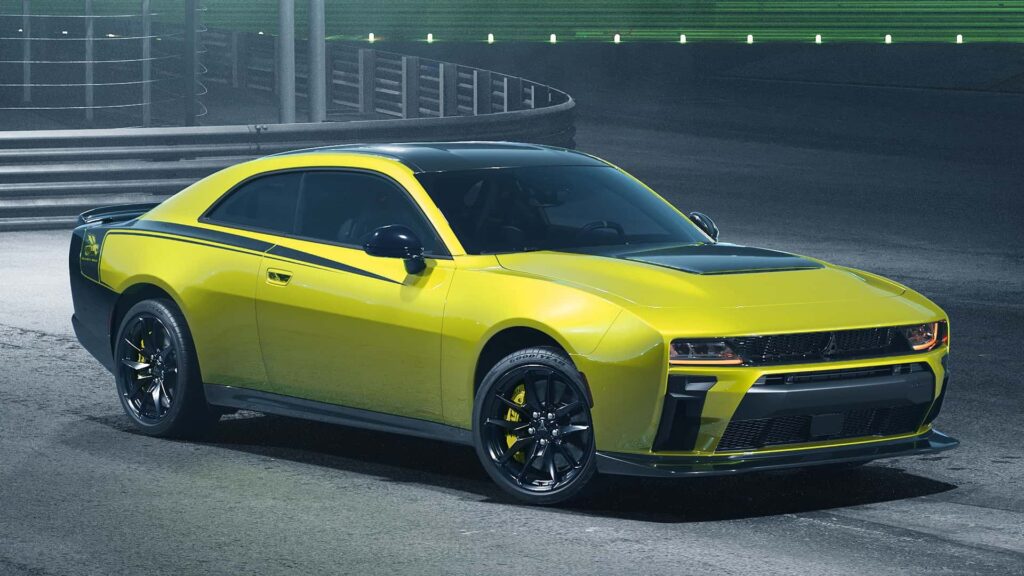 Dodge Charger Super Bee Geri Döndü